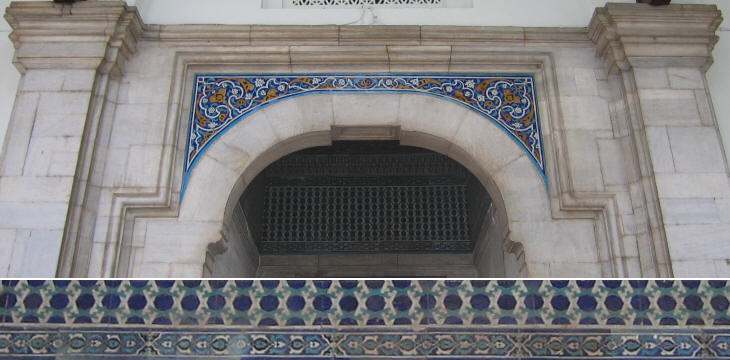 Muradiye Camii: details of the main entrance