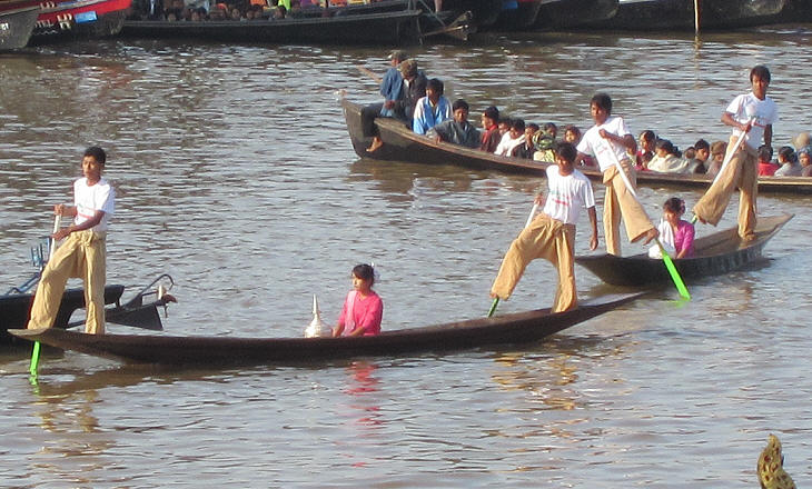 Boats carrying gifts on their way to the pagoda