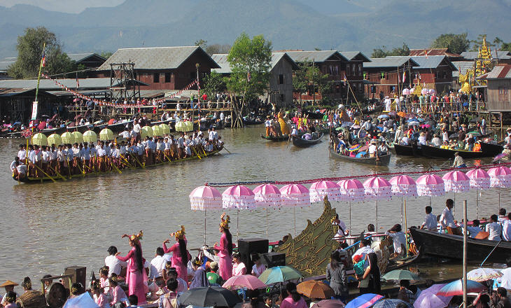 The large boat carrying the statues is about to arrive (upper right corner)