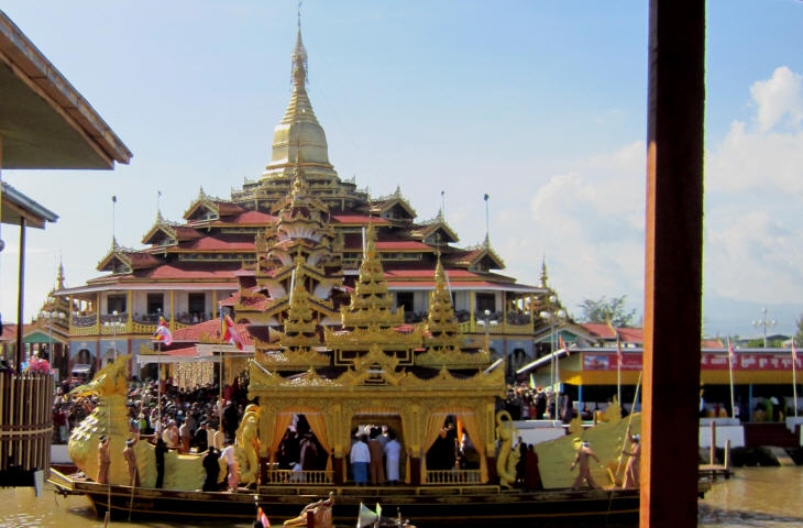 The large boat reaches Phaung Daw U Pagoda and the statues are carried inside