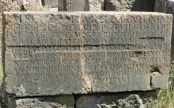 Inscription in the old forum with words replaced similar to the arch in Rome