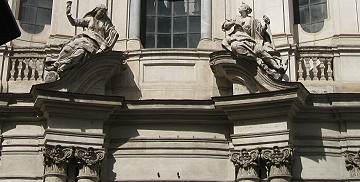 broken pediment