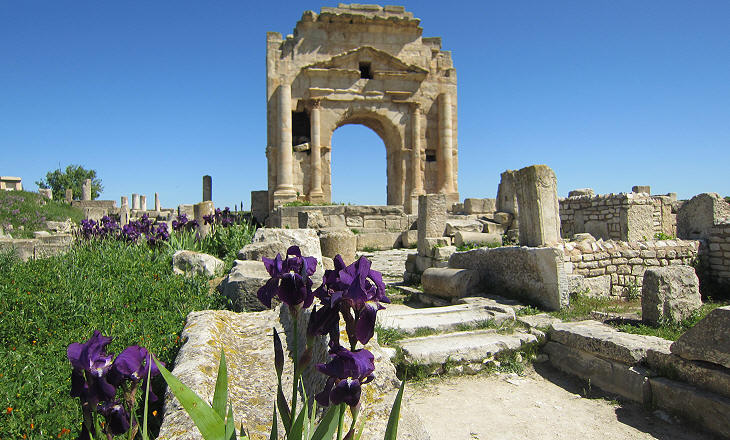 Fortified area outside the arch of the Forum