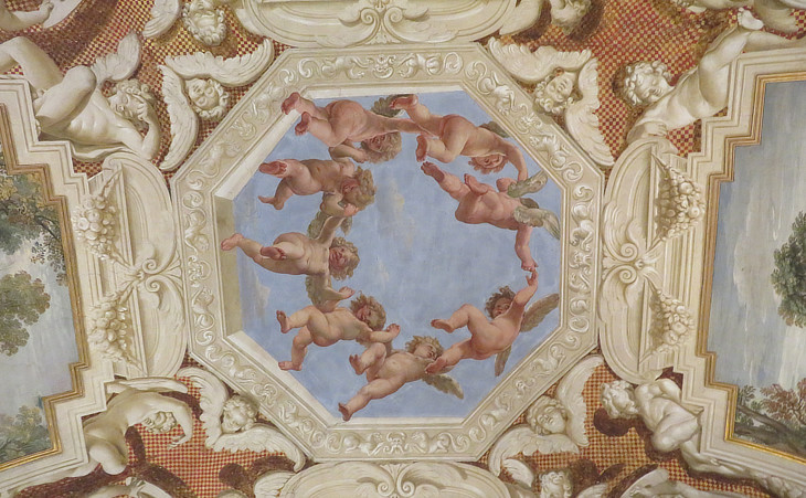 Sala dei paesaggi ceiling portraying dancing Cupidsi